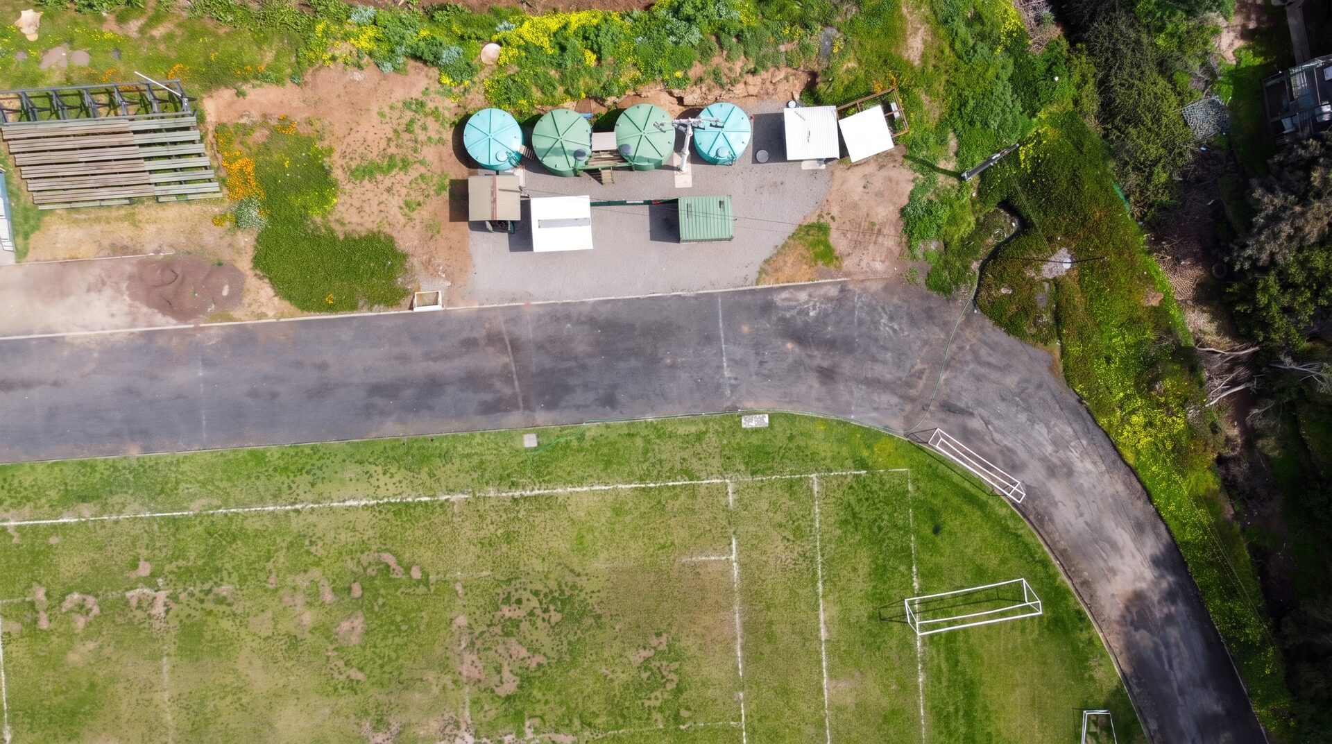 Vista aérea de bioreactores junto a cancha deportiva